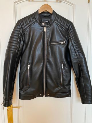 Cazadora negra ecopiel Zara . Talla S