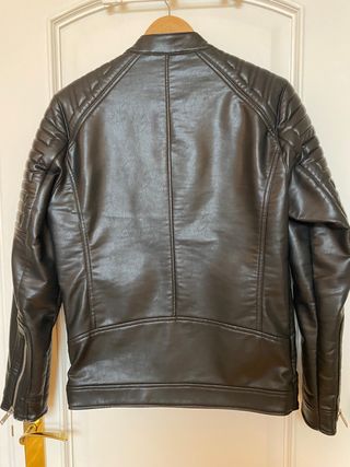 Cazadora negra ecopiel Zara . Talla S