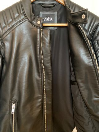 Cazadora negra ecopiel Zara . Talla S