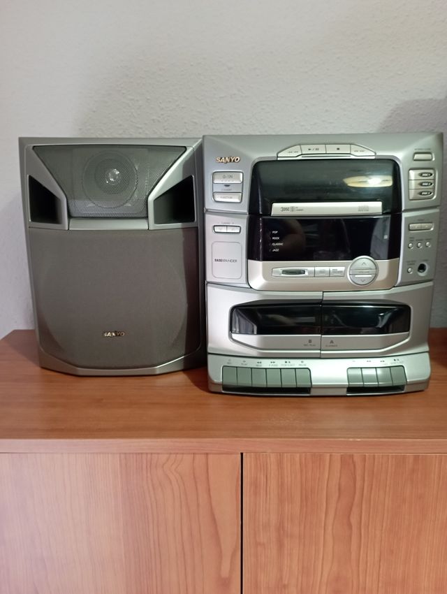 equipo de música ➕ 2 altavoces