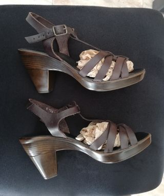 Sandalias de piel nuevas