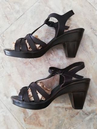 Sandalias de piel nuevas