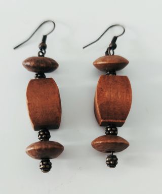 Pendientes largos de madera y metal