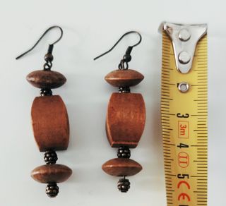 Pendientes largos de madera y metal