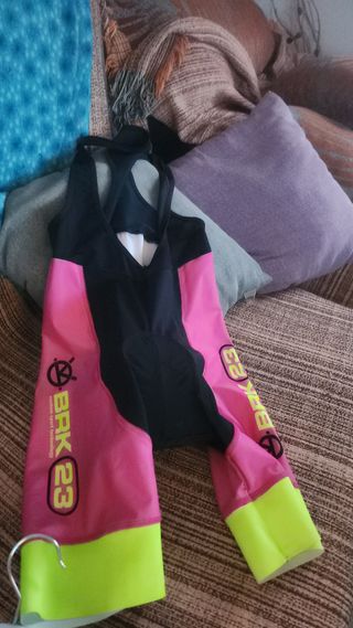 camiseta de spinic y pantalones sin usar a estrena