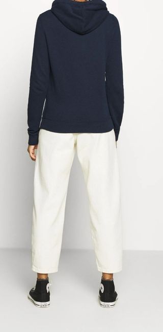 HOLLISTER CO. JERSEY CON CAPUCHA