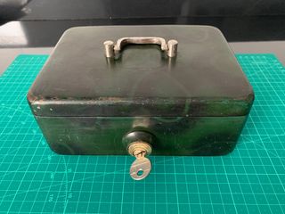 Antigua caja de caudales de hierro
