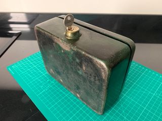 Antigua caja de caudales de hierro