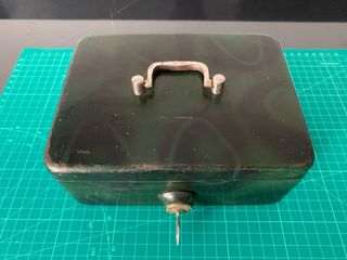 Antigua caja de caudales de hierro