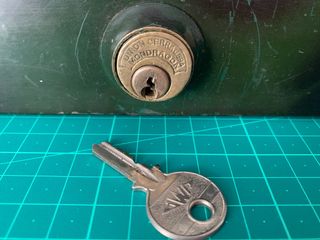 Antigua caja de caudales de hierro