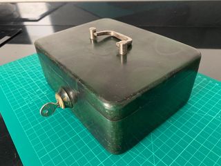 Antigua caja de caudales de hierro