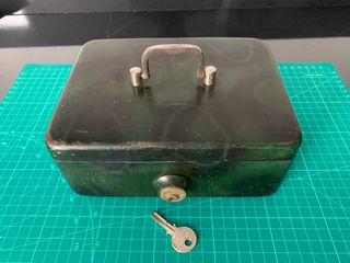 Antigua caja de caudales de hierro