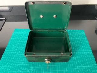 Antigua caja de caudales de hierro