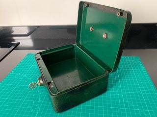 Antigua caja de caudales de hierro