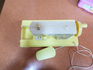 Juguete máquina de coser y cofre