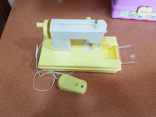 Juguete máquina de coser y cofre
