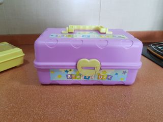 Juguete máquina de coser y cofre