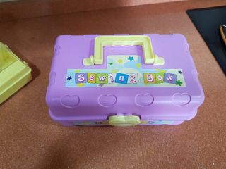 Juguete máquina de coser y cofre