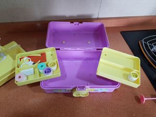 Juguete máquina de coser y cofre