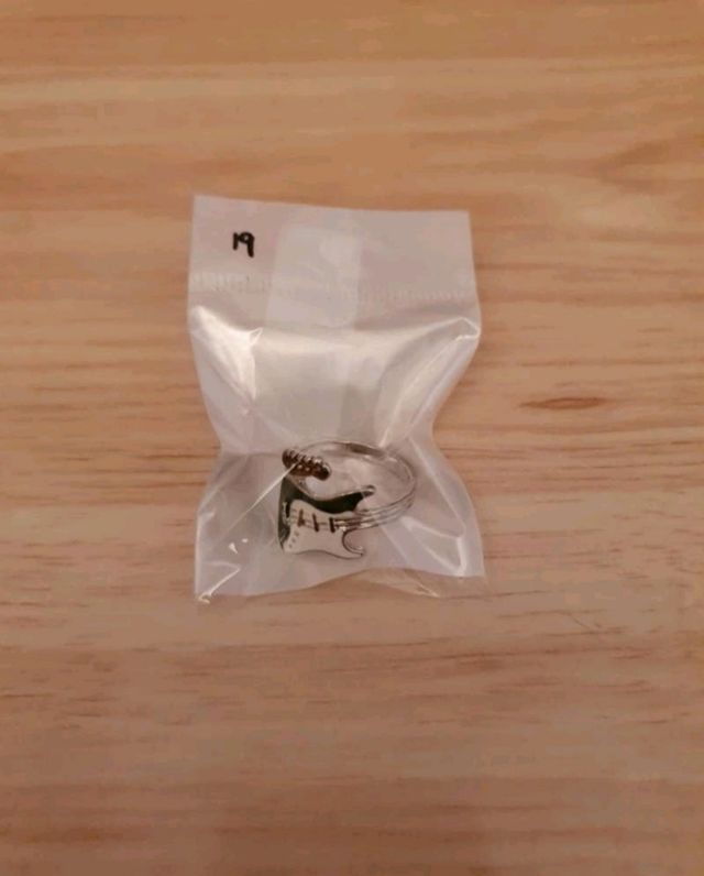 Original anillo unisex con forma de guitarra.