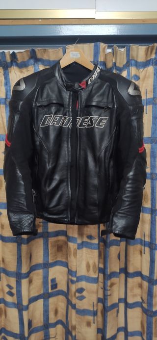 traje de cuero de dos piezas marca Dainese