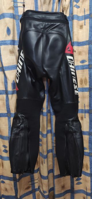 traje de cuero de dos piezas marca Dainese