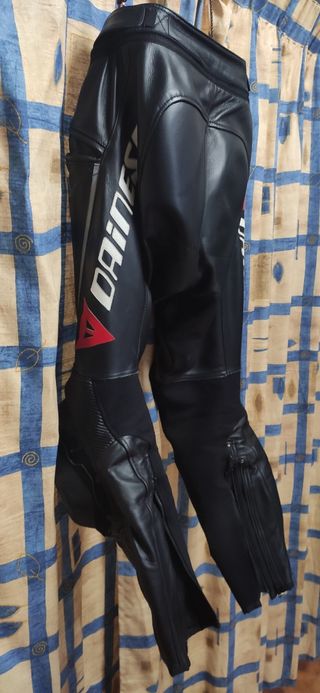 traje de cuero de dos piezas marca Dainese