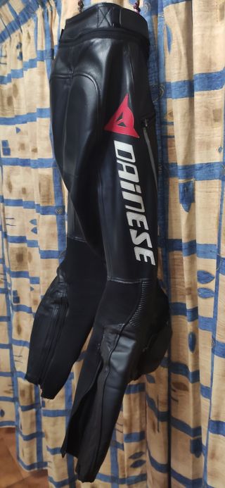 traje de cuero de dos piezas marca Dainese
