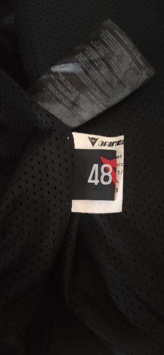 traje de cuero de dos piezas marca Dainese