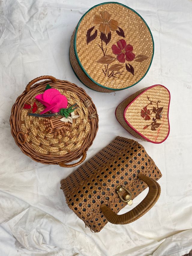 Colección de cestas de mimbre y bolso
