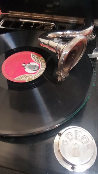 Gramófono y discos de baquelita