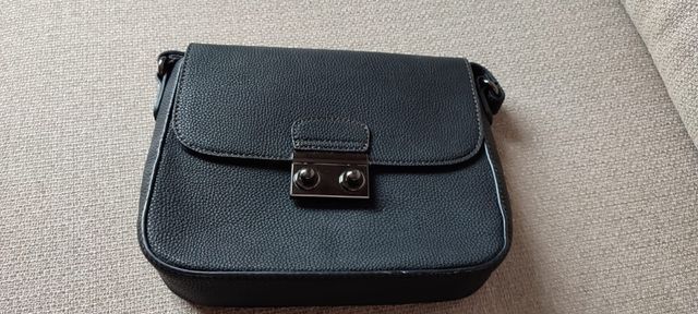 bolso de mano negro.