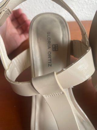 Sandalias beige Gloria Ortiz