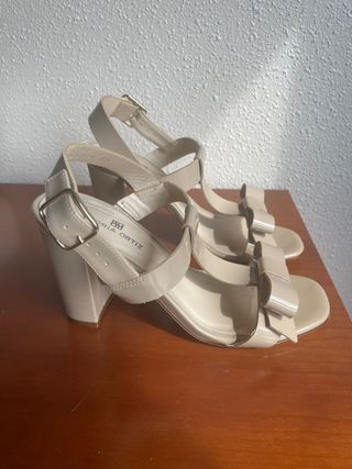 Sandalias beige Gloria Ortiz