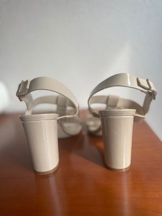 Sandalias beige Gloria Ortiz