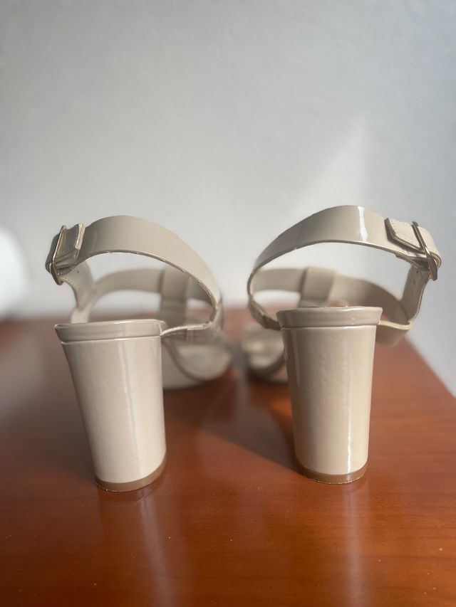 Sandalias beige Gloria Ortiz