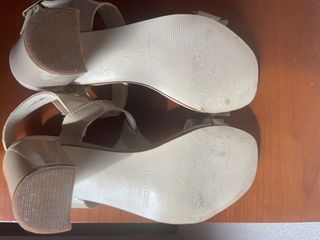 Sandalias beige Gloria Ortiz