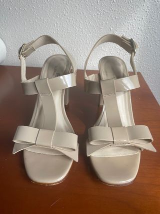 Sandalias beige Gloria Ortiz