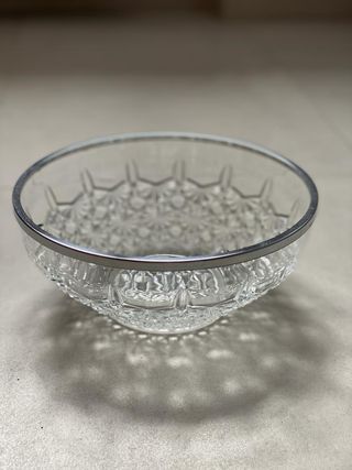 Ensaladera o frutero de cristal.