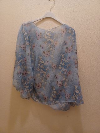 túnica azul con camiseta 