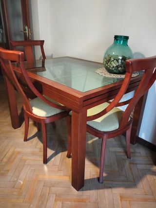 Mesa comedor extensible.