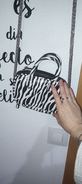Bolso animal print cebra de pull and bear