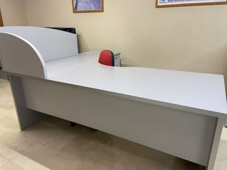 Mesa de oficina. La cajonera es opcional. 