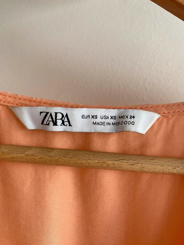 Mono corto de Zara color salmón