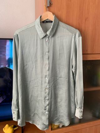 Camisa de vestir de Zara.