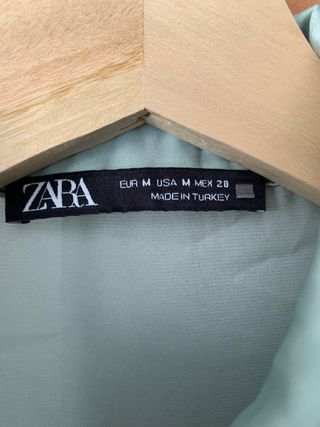 Camisa de vestir de Zara.