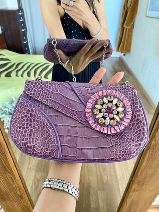 Bolso pequeño lila pedrería estampado cocodrilo 