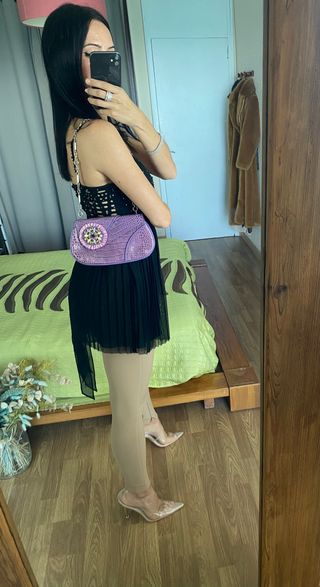 Bolso pequeño lila pedrería estampado cocodrilo 