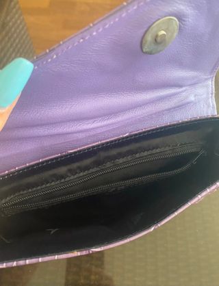 Bolso pequeño lila pedrería estampado cocodrilo 