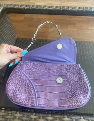 Bolso pequeño lila pedrería estampado cocodrilo 